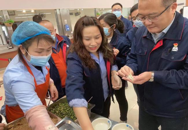 鼓足干勁抗疫情  暖心餃子包起來(lái)  ——軸研所舉辦“踐行二十大 抗疫保經(jīng)營(yíng)”駐廠(chǎng)職工包餃子大賽